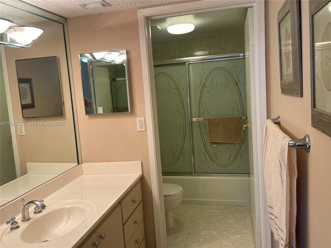 Building Photo - 2625 Collins Ave