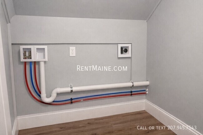 Building Photo - 496 Main St