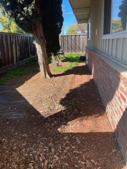 Spacious side yard - 3121 Alma St