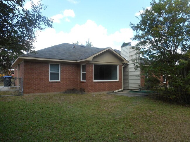 Building Photo - 3 Bedroom 2 Bath W/ Flex Room Pepperidge