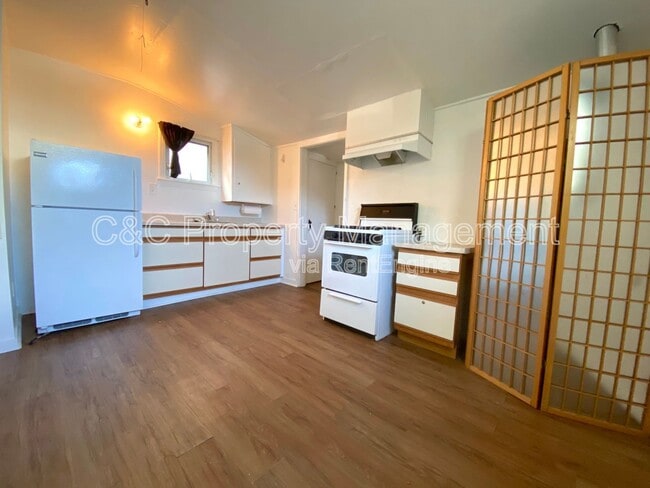 Building Photo - 554 Lighthouse Ave