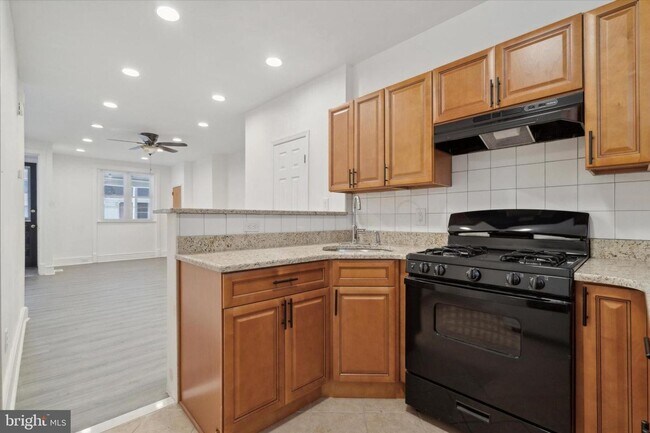 Building Photo - Charming 2-Bedroom Home with Private Yard ...