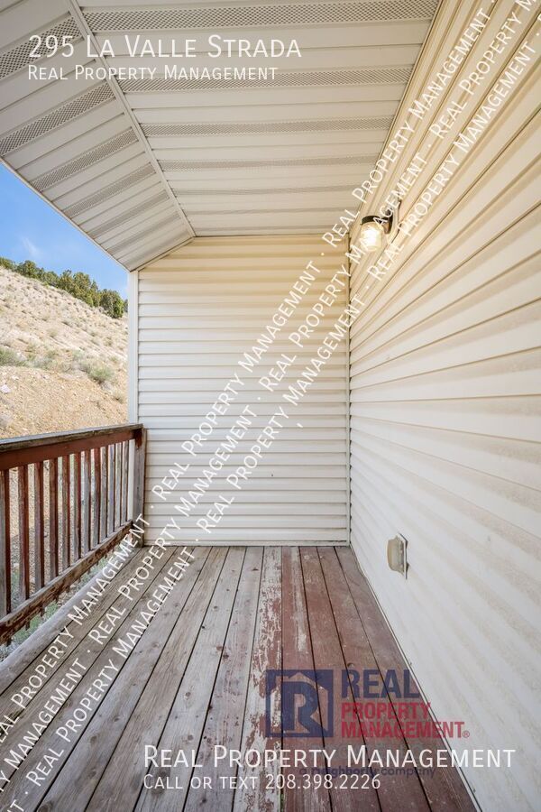 Building Photo - 295 La Valle Strada