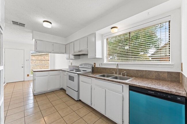 Building Photo - 1502 Ashmore Dr