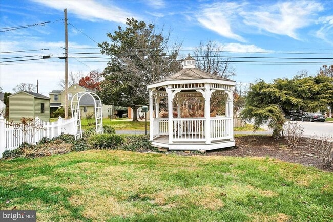 Building Photo - 117 E Maplewood Ave