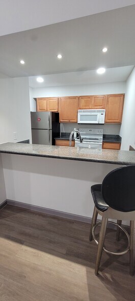 Building Photo - 7142 N Holiday Dr