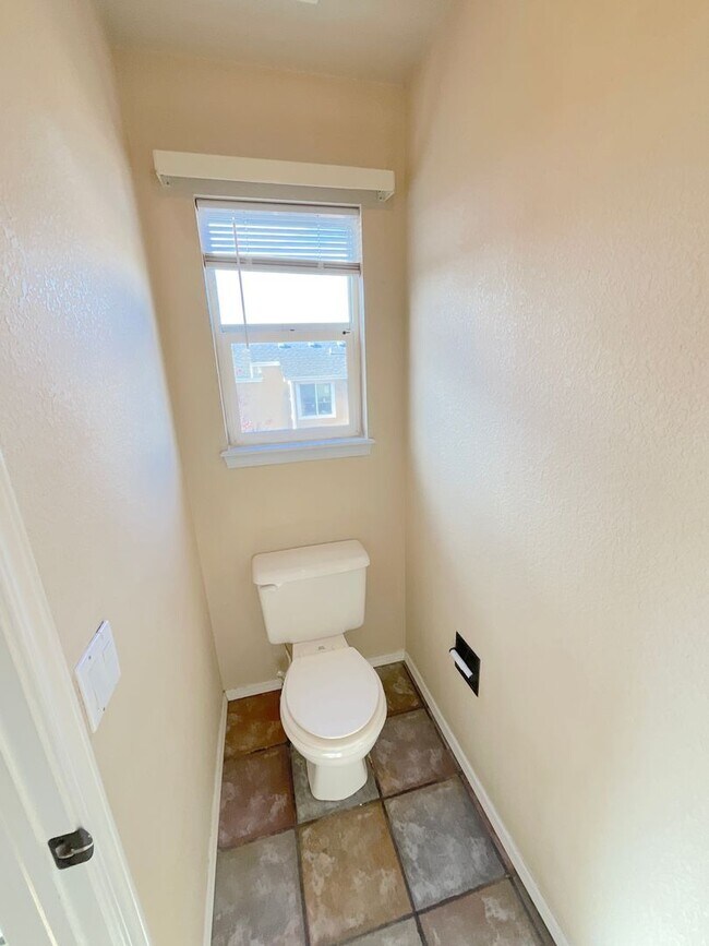 Building Photo - 5 Bedroom Home Available Near Rangewood Dr & Vickers Dr!