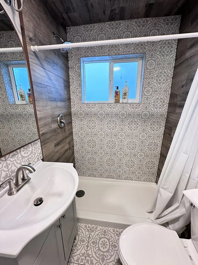 Full Bathroom - 4021 Fillmore Ave