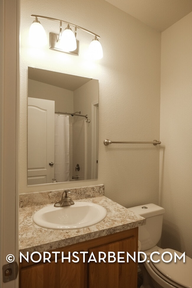Building Photo - Nicely Updated 3 Bed 2 Bath Home in Deschu...
