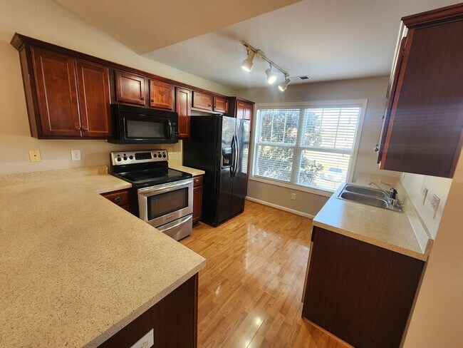 Building Photo - 3802 Falcon Crest Dr