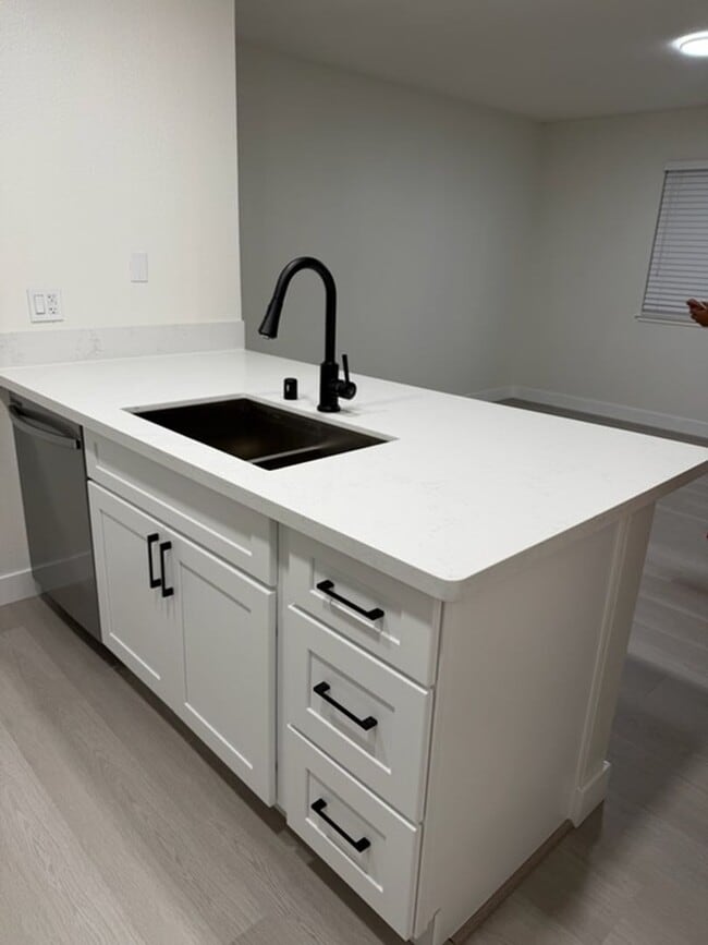 Building Photo - Valley Hi / N. Laguna 2 Bdrm 1 bath half-plex