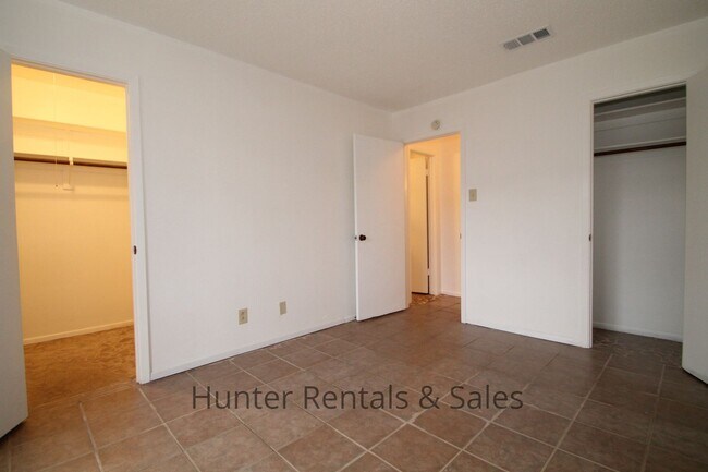 Building Photo - Water paid on this 1 bedroom close to post!