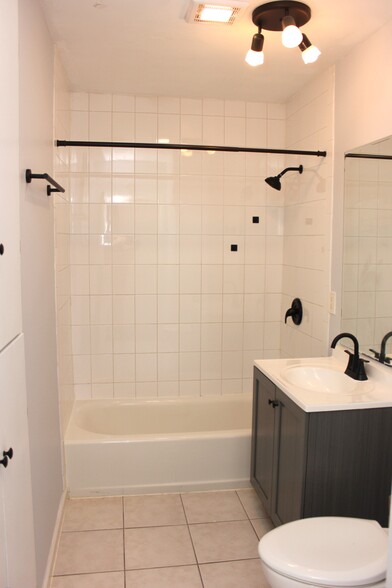 Full Bathroom - 17315 71st Ct