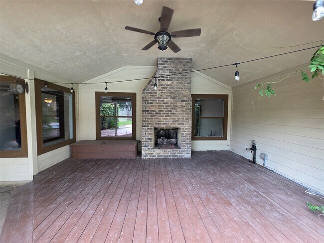 Building Photo - 16806 Sandypine Cir