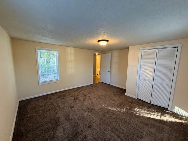 Building Photo - 2 Bedroom 1 Bath Home