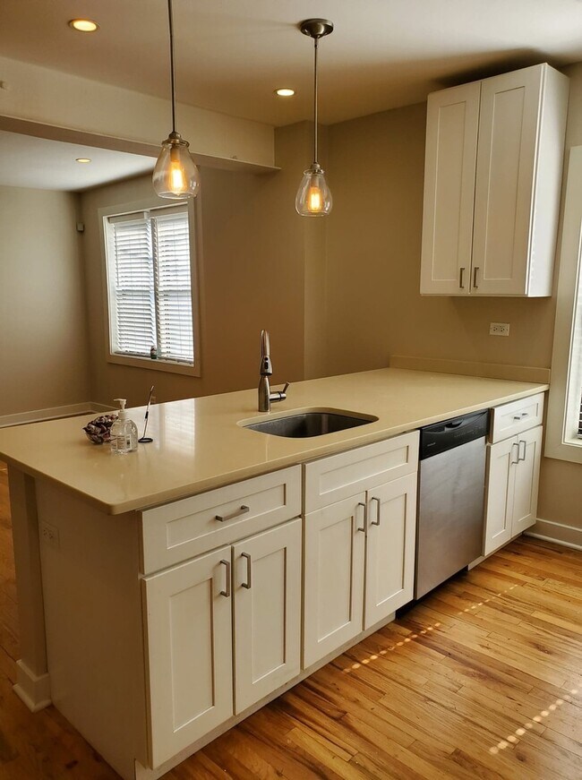 Building Photo - 3609.5 N Lakewood Ave