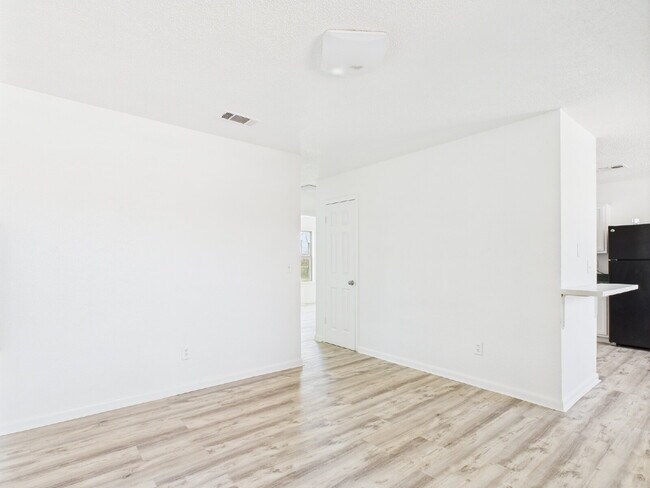 Building Photo - Lower Level 2/1