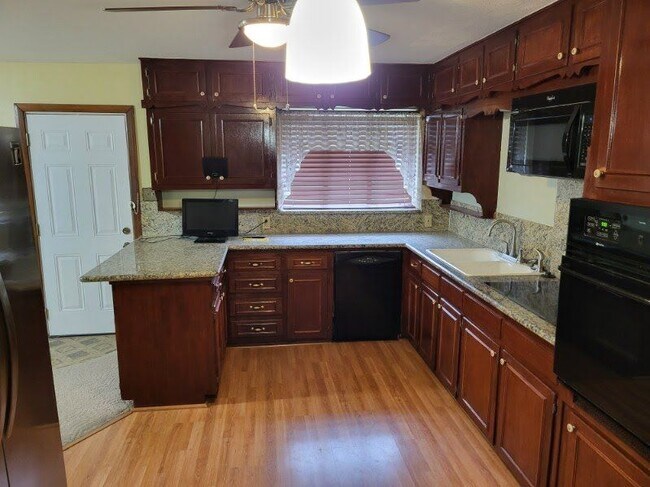Building Photo - 4525 Bendry St