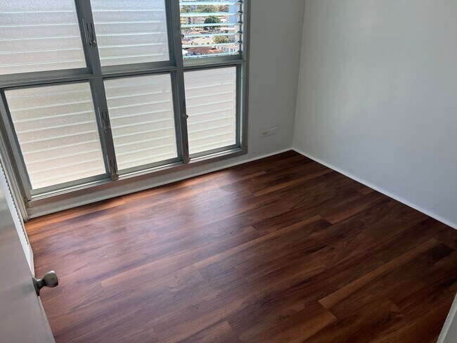 Building Photo - 3 Bedroom / 1.5 Bath in Honolulu