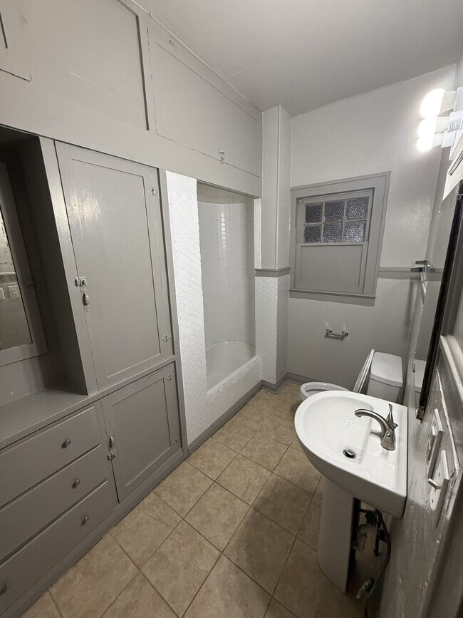 Building Photo - 109 N Draper Ave