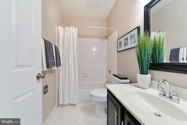 Building Photo - 1843 Mintwood Pl NW