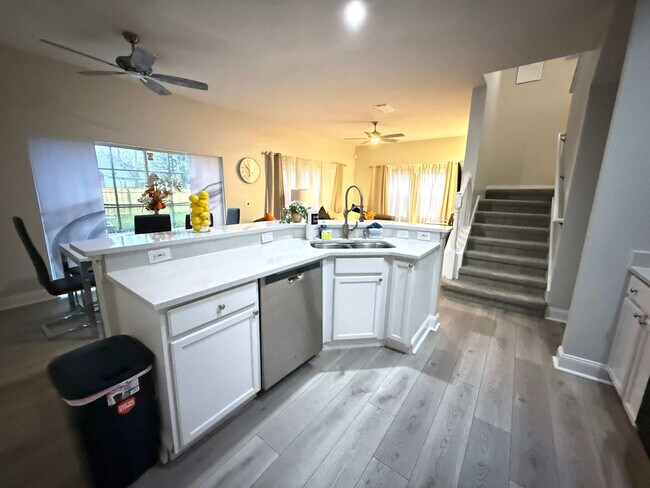 Building Photo - 4735 Vero Beach Pl