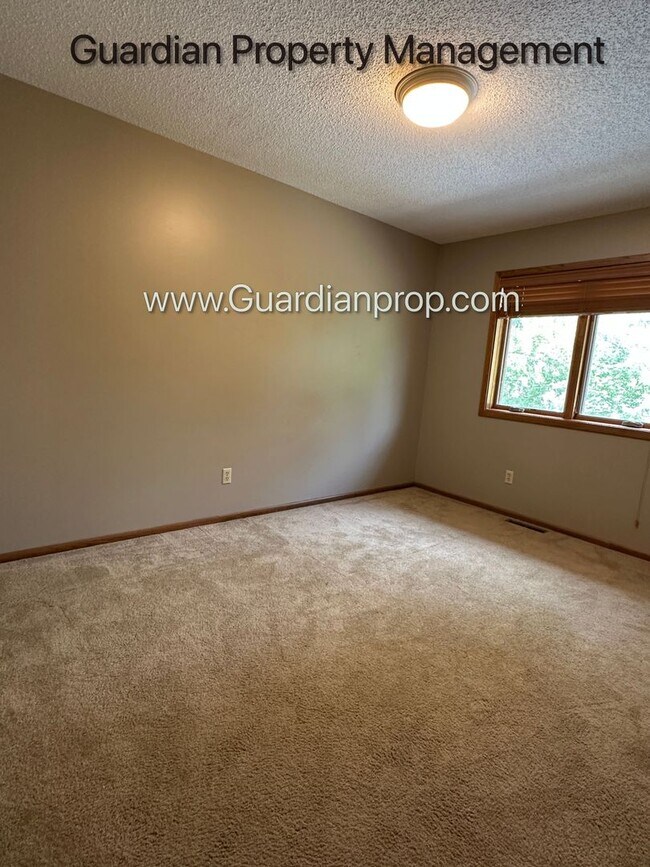 Building Photo - Eden Prairie Single Family Home, 2 Car Garage, Large Fenced Back Yard, September/October Move in