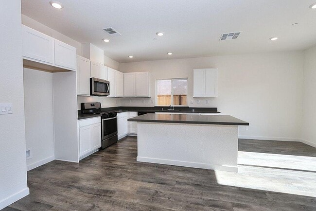 Building Photo - Beautiful Lincoln Home Available in May!