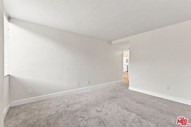 Building Photo - 2322 Palos Verdes Dr W