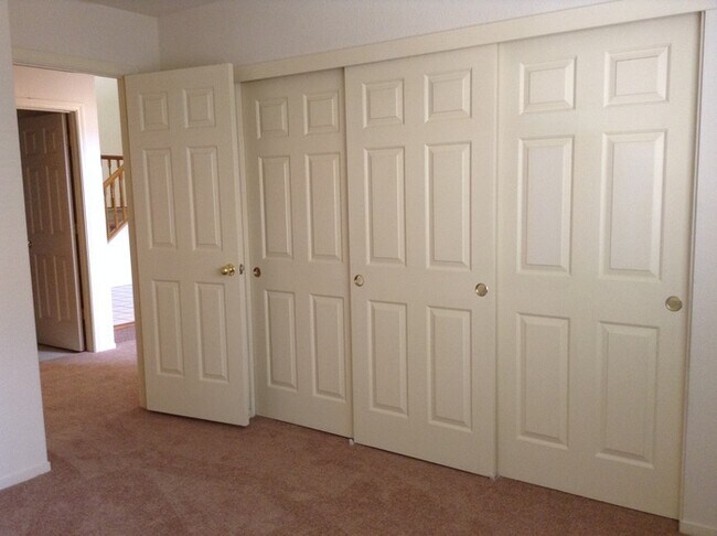 Building Photo - Beautiful 5 bedroom 3 bath home located in Antelope!