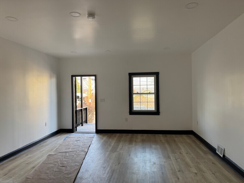 Building Photo - 214 E 16th Ave