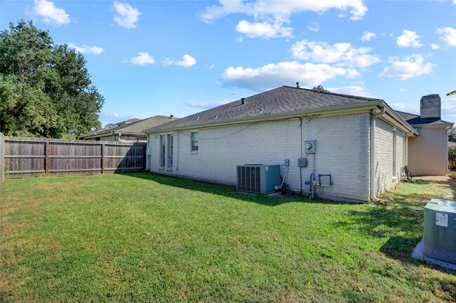 Building Photo - 15 Bendwood Dr