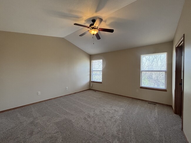 Building Photo - 415 Aaron Dr