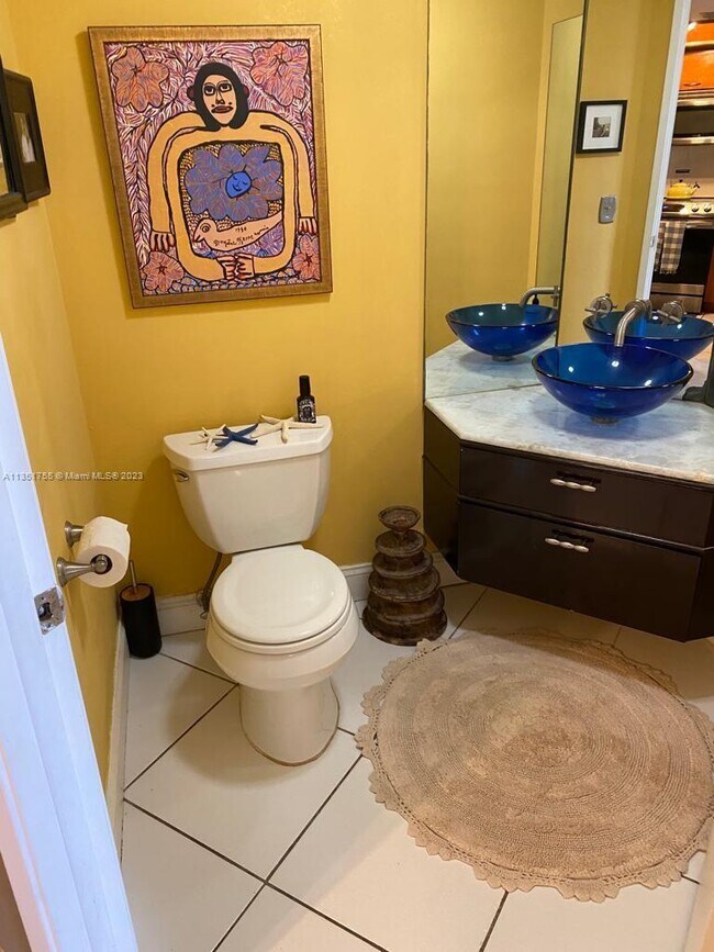 Building Photo - 5880 Collins Ave