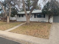 Building Photo - STUDENTS WELCOME! 5-Bedroom / 2-Bath Home ...