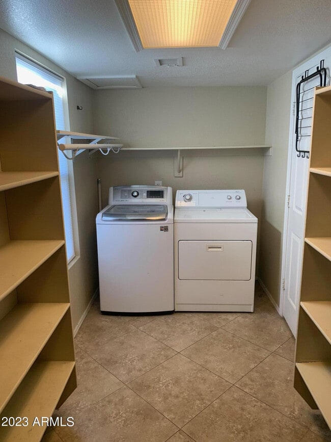 Building Photo - 494 W Cotton Ln