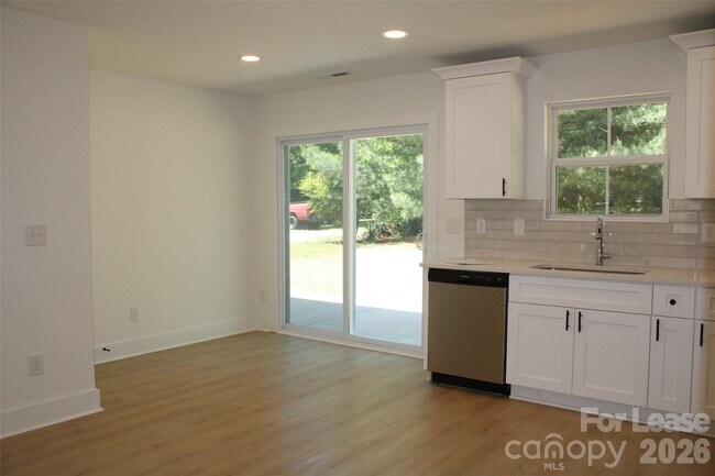 Building Photo - 562 W Park Ave