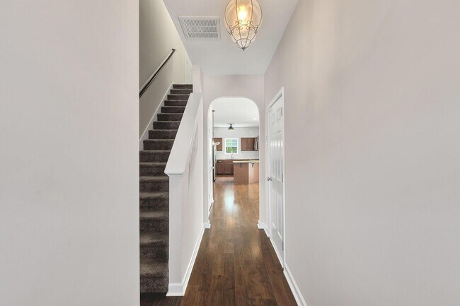 Building Photo - MOVE IN SPECIAL: 1st Months Rent free if l...