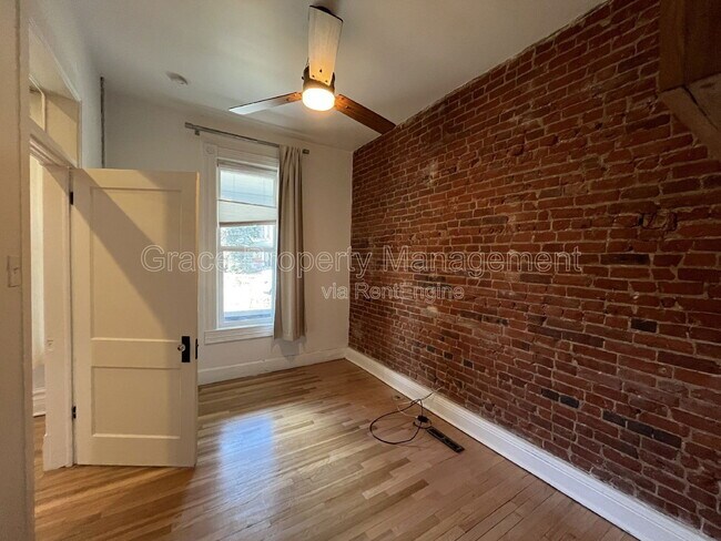 Building Photo - 220 Sherman St