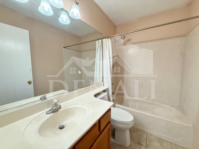 Building Photo - 5061 W Glenview Pl