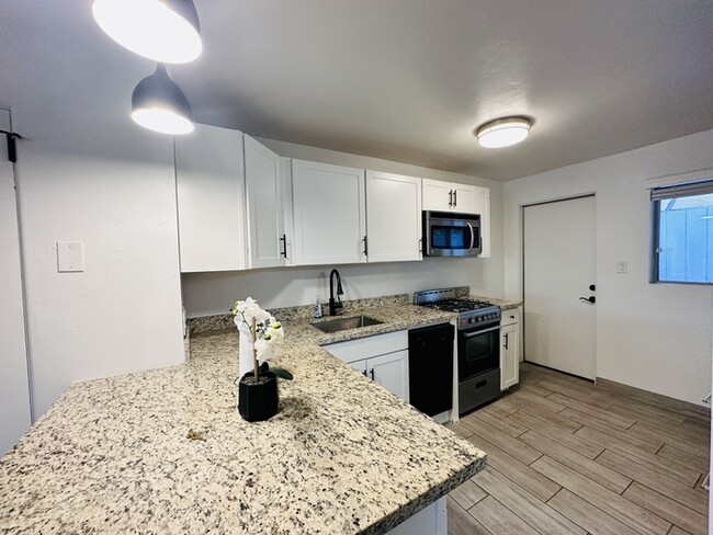 Building Photo - $400 Off First Month's Rent - Furnished St...