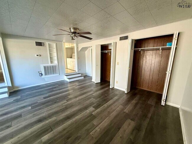 Building Photo - 402 W Omega St