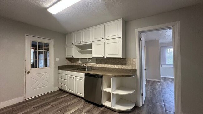 Building Photo - Spacious 3 Bed, 2 Bath Just Minutes from the Beach