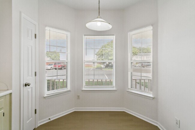 Building Photo - 104 Monument Ct