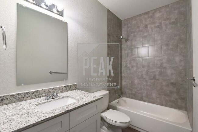 Building Photo - $1395! Stunning Fort Worth Duplex Available for Rent! Stainless Steel Fridge included!