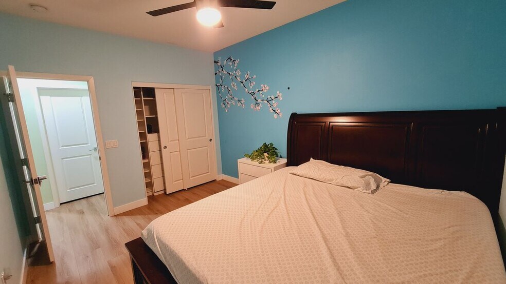 Building Photo - 404 El Paseo