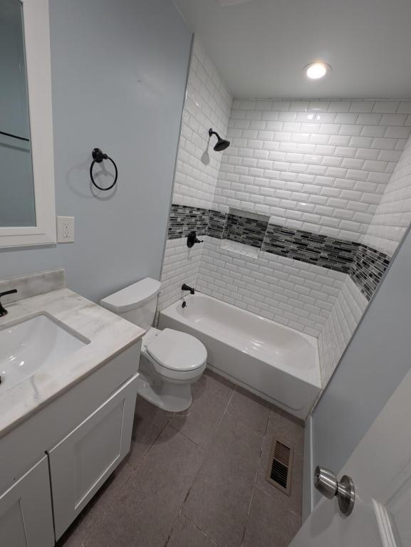 Building Photo - 421 Pine St