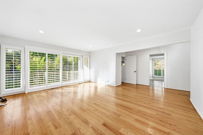 Building Photo - Alto Cedro Estate Lease