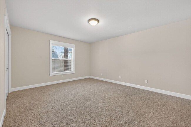 Building Photo - Luxury Living in Awbrey?Court: Your 4 Bed Dream Home Awaits