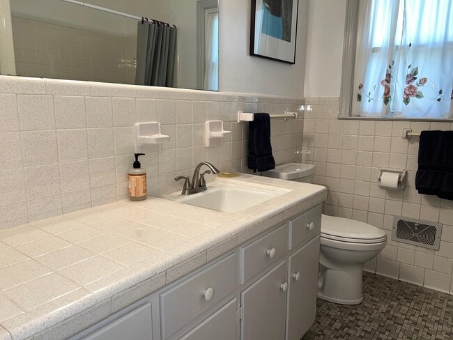 Building Photo - 727 Banks Terrace SE